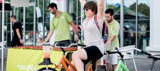 Jeune femme pédalant sur un vélo à smoothie