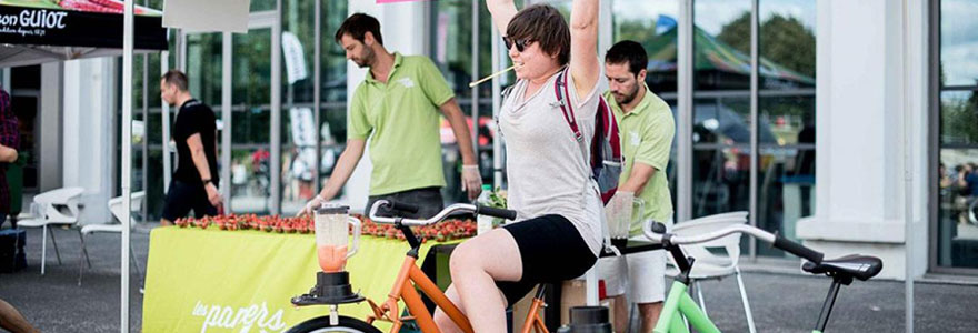 Jeune femme pédalant sur un vélo à smoothie